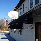 Nipper's Pub outside