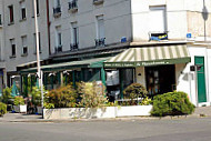 Le Charentonneau outside