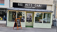 Les Mets Chai outside