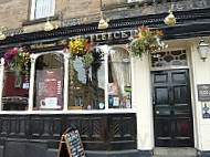 The Fleece Inn outside