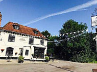 The Coach And Horses outside