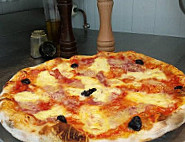 Pizza des Lices food