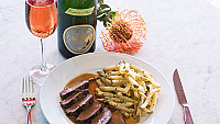 L'assiette Steak Frites inside