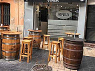 Vinea Vinoteca outside