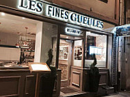 Les Fines Gueules outside