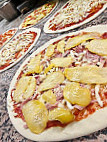 Mondo Pizza food