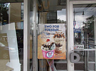 Baskin Robbins outside