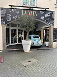 La Dolce Vita outside