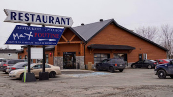 Restaurant Max Poutine outside