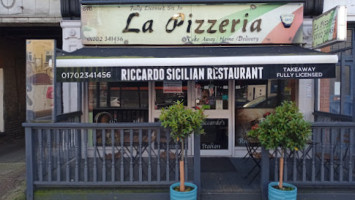 La Pizzeria outside