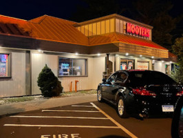 Hooters Wethersfield outside