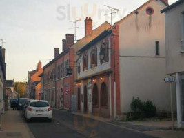 La Petite Auberge outside