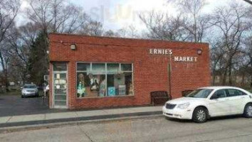 Ernie's Market outside