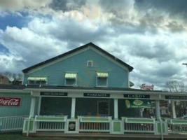 Emery's Ice Cream outside