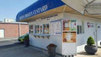 Rich's Frozen Custard outside