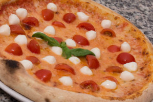 C'e Pizza Per Te food