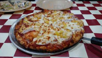 Denelie's Pizza food