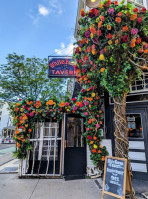 The White Horse Tavern outside