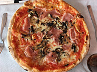 Montanea Pizzeria food