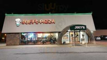 Joey's Pizza outside