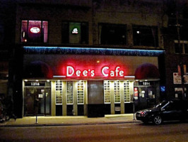 Dee's Cafe outside