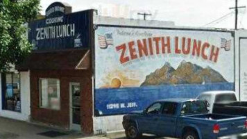 Zeniths Lunch outside