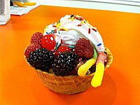 Lola's Frozen Yogurt food