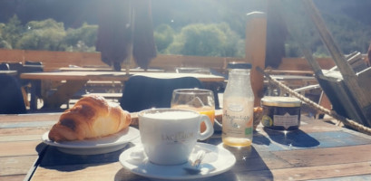 La Table Du Petit Randonneur food