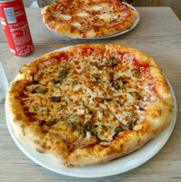 Five Pizza Original food