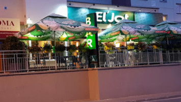 Eljot outside