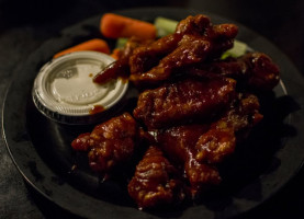 Duff's Famous Wings food