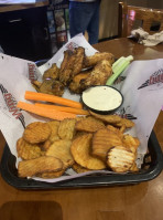 Wing Nutz food