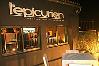 L'epicurien outside