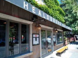 Healdsburg Bar & Grill outside