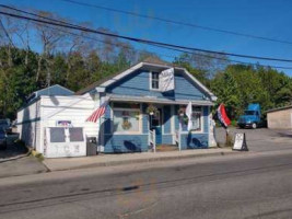 Mike's Country Store outside