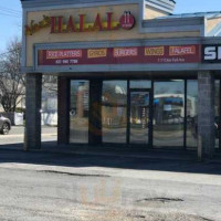 Naz's Halal Food outside