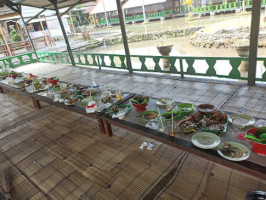 Lesehan Dan Kolam Pancing Pak Gufron food