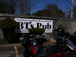 B T's Pub food