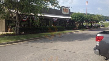 Cracker Barrel outside