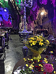 La Grotte inside