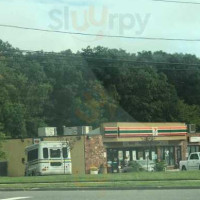 7-eleven outside