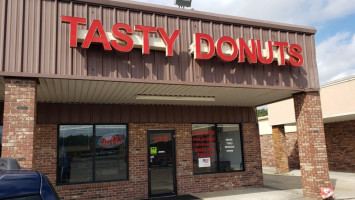 Tasty Donuts outside