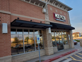 Mod Pizza outside