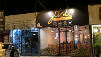 Pizzeria Gusto outside