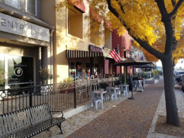 Parisien Bakery outside