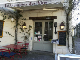 Le Comptoir des Vins inside