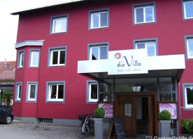 Die Villa outside