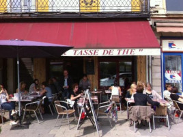 Chocolats et tasse de the food