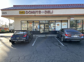 Frankie's Donuts Deli outside