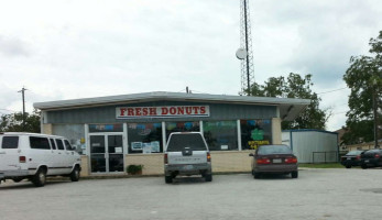 Fresh Donuts outside